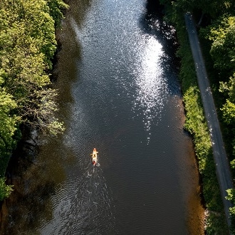 Kayak sur l'Aulne, le long du Canal de Nantes à Brest, Pont-Coblant (29)