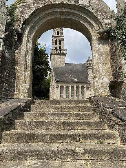 L'église Notre-Dame de Châteaulin, depuis l'entrée de l'enclos